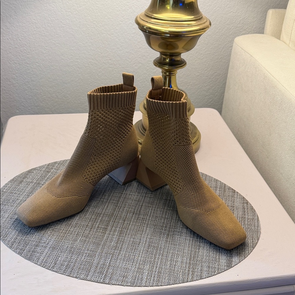 Vivaia Regina Pro Tan Ankle Boots